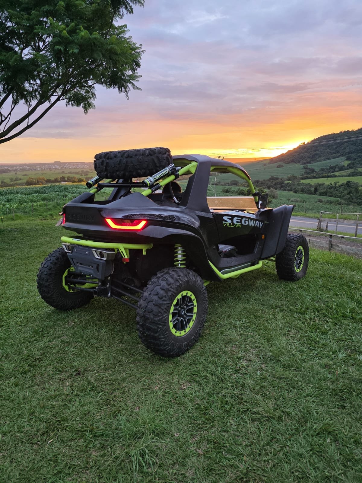 UTV em trilha de alta velocidade